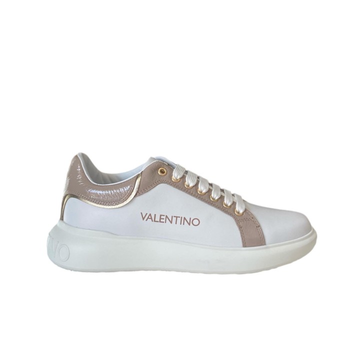 VALENTINO SNEAKER IN LEATHER WHITE DA DONNA CON INSERTI NUDE IN VERNICE E LOGO LETTERING 