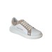 VALENTINO SNEAKER IN LEATHER WHITE DA DONNA CON INSERTI NUDE IN VERNICE E LOGO LETTERING 