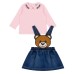 MOSCHINO SALOPETTE IN DENIM BLU CON MAXI TEDDY BEAR E MAGLIA A MANICA LUNGA IN COTONE PINK CON LOGO LETTERING RICAMATO BLACK