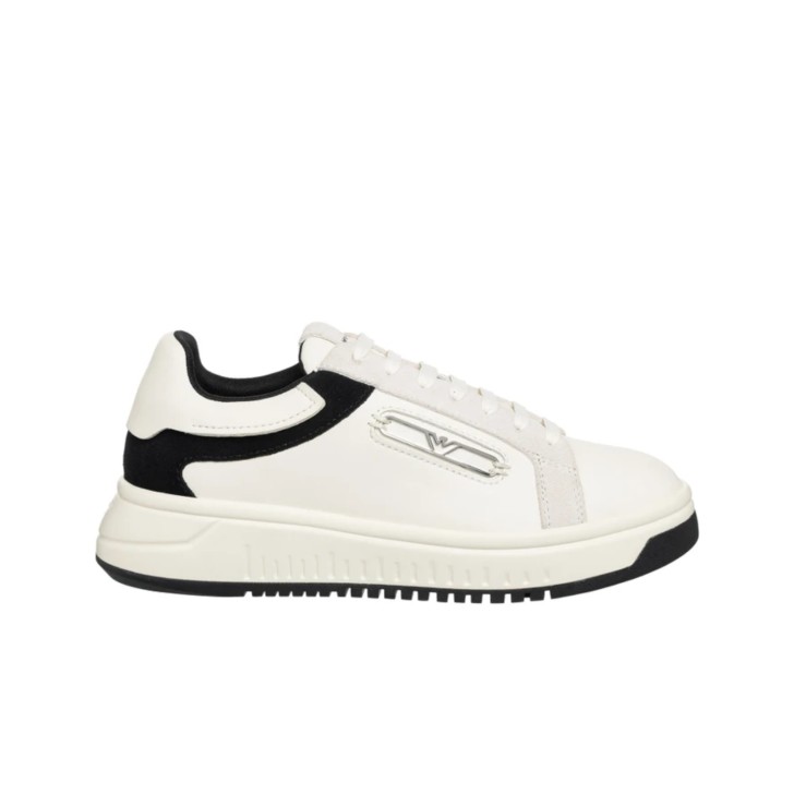 EMPORIO ARMANI SNEAKER IN LEATHER WHITE BLACK CON PLACCA AQUILA IN METALLO 